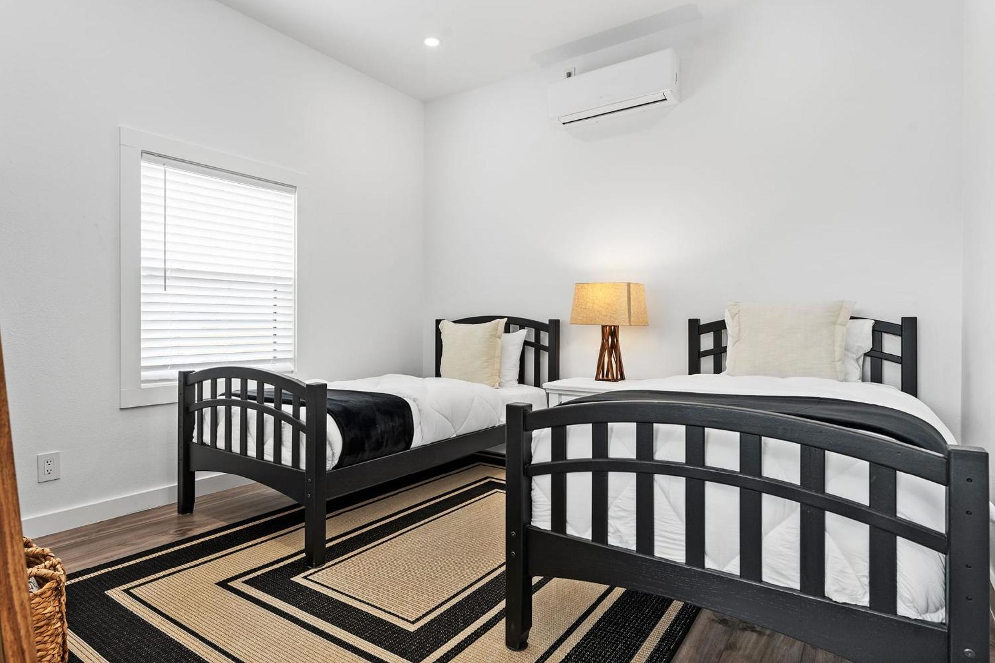 Hidden Cottage Mins To Main St And Sleeps 4 Fredericksburg Bagian luar foto